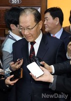 [포토]굳은 표정의로 회담장 떠나는 황우여-최경환 의원