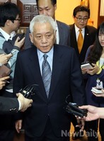 [포토]굳은 표정의로 회담장 떠나는 김한길-전병헌 의원