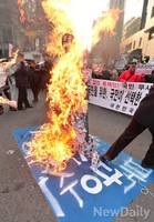 [포토]어버이연합, 민주당사 앞에서 문재인인형 화형식