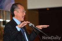 [포토]기자질문에 답하는 김용 총재