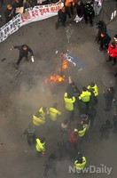 [포토]불타는 문재인 의원 마네킹(어버이연합)