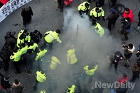 [포토]문재인 의원 마네킹에 소화기 뿌리는 경찰