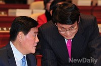 [포토]대화 나누는 '최경환-윤상현' 의원