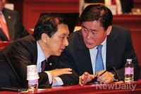 [포토]대화 나누는 '최경환-김기현' 의원