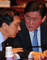 [포토]의총에서 대화 나누는 '김기현-최경환' 의원