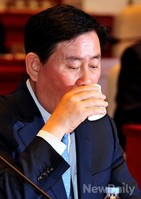 [포토]물 마시는 새누리당 최경환 원내대표