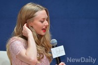 [포토]인터뷰중 머리넘기는 아만다 사이프리드