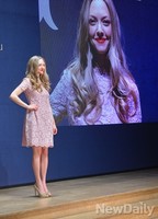 [포토]포즈취하는 '아만다 사이프리드', 