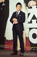 [포토]총리와 나, 전문직을 돌고돌아 이번엔 총리로 돌아온 이범수