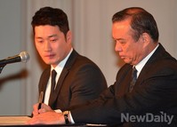 [포토] 계약서에 사인하는 한신 타이거즈 단장
