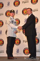 [포토]한신타이거즈 입단하는 삼성 오승환