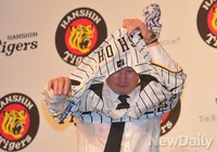 [포토]한신타이거즈 유니폼 입는 오승환