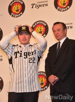 [포토]한신 유니폼 입은 오승환, 쑥스럽네