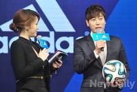 [포토]브라주카 들고 답변하는 송종국