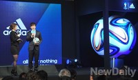 [포토]공개된 2014 피파 공인구 브라주카 실물