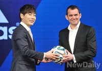 [포토]송종국에게 브라주카 건네주는 지온 암스트롱 아디다스 코리아 대표이사