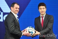 [포토]브라주카 건네받는 박종우 선수