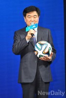 [포토]브라주카를 든 권오갑 프로축구연맹 총재