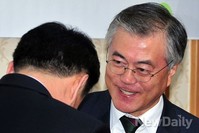 [포토]동료의원과 대화 나누는 민주당 문재인 의원