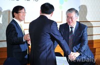 [포토]인사 나누는 민주당 문재인 의원