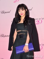 [포토]블랙자켓 살짝 걸친 빅토리아