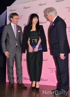 [포토]쇼파드 사장단과 인사하는 f(x) 빅토리아