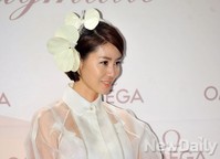 [포토]오메가레이디매틱, 김성령 머리 위에 앉은 하얀 잎사귀