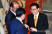 [포토]심각한 표정으로 대화 나누는 '최경환-전병헌' 의원