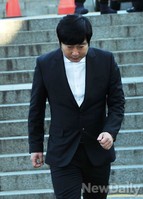 [포토]불법 도박 혐의 이수근, 고개 푹 숙이고 법원 출두