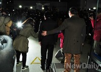 [포토]불법 도박혐의 법원 출두하는 이수근 향한 카메라 세례