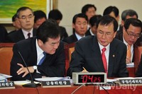 [포토]필담 나누는 신제윤 금융위원장과 노대래 공정거래위원장