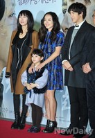 [포토]집으로 가는 길 방은진감독-전도연-고수, 아역 지우까지  가족 사진 보는 듯