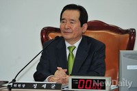 [포토]모두발언 듣고 있는 정세균 국정원개혁특위 위원장