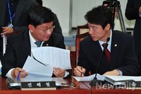 [포토]대화 나누는 '전해철-송호창' 의원