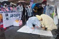 [포토]어버이연합 '황우여가 국정원 팔아먹었다!'