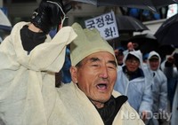 [포토]국정원 강화를 외치는 어버이연합 회원