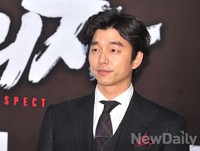 [포토]용의자, 눈이 부신 듯 눈썹을 찡긋찡긋 하는 공유