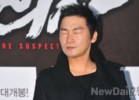 [포토]용의자 언론시사, 아이고 눈부시다~  눈 못 뜨는 조성하