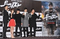 [포토]다함께 파이팅 외치는 용의자 감독과 배우들