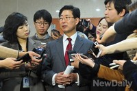 [포토]기자들의 질의에 답하는 민주당 양승조 의원