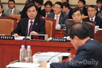 [포토]의원들의 질의에 답하는 차한성 법원행정처장