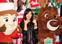 [포토]세이빙 산타, 인형사이에서 인형처럼 웃는 에이핑크 은지