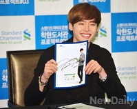 [포토]이종석, 제 사인이에요! 여심 울리는 환한 미소