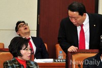 [포토]대화 나누는 민주당 김현-유대운 의원