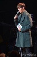 [포토]엠카운트다운 사회 맡은 김우빈