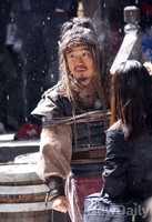 [포토]해적 조달환, 날리는 눈발에도 살아있는 눈빛