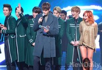 [포토]엠카, 1위 후보 발표하는 김우빈과 놀라는 효린