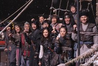 [포토]해적, 흩날리는 눈 가운데 화이팅 외치는 배우들