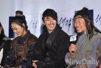 [포토]해적, 재치있는 유혜진의 답변에 빵터진 배우들