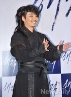 [포토]해적, 신난다 신나 물개박수치는 김남길